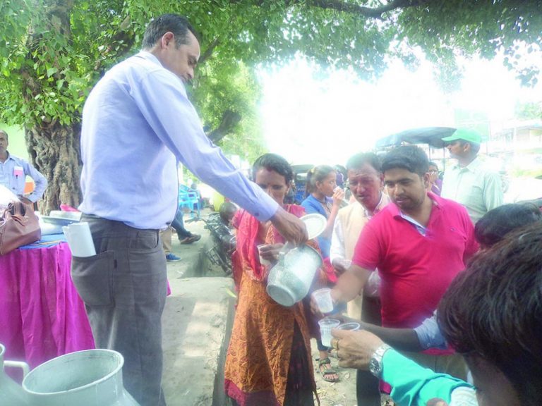 डेरी उद्योगले दुधको मूल्य घटाएपछि किसान आक्रोशित