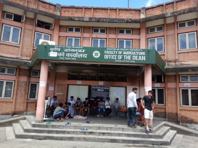 कृषि विश्वविद्यालयको बदमासी : विश्वविद्यालयको मर्म विपरितको कार्यमा प्राध्यापक र विद्यार्थीको धर्ना