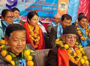 जब प्रचण्डलाई सुन्तलाकाे माला लगाइयाे….