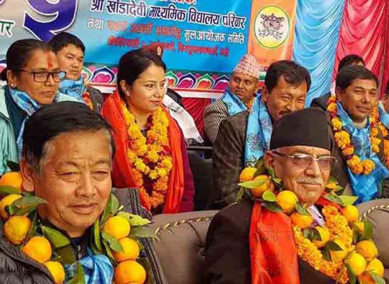 जब प्रचण्डलाई सुन्तलाकाे माला लगाइयाे….