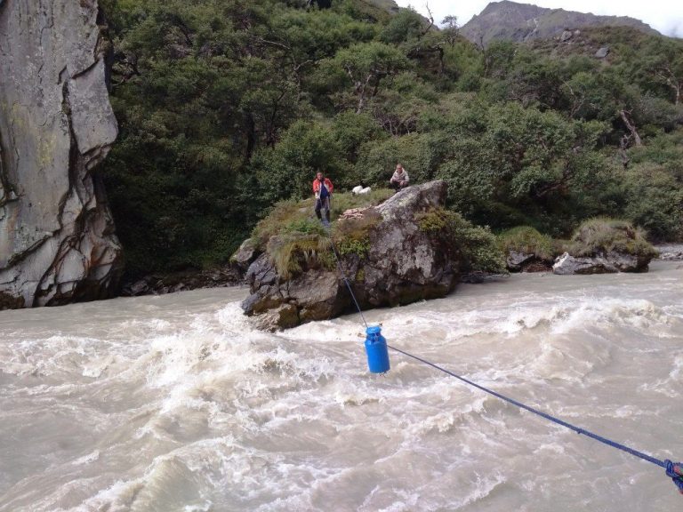 कृषकको पीडा : पुल नहुँदा डोरिबाटै दुध तार्न बाध्य