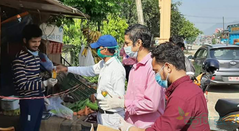 विश्वविद्यालयले उत्पादन गरेको स्यानिटाइजर निःशुल्क वितरण