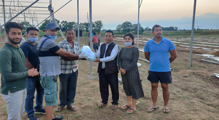 पोलिटेक्निक इन्स्टिच्युटले दियाे केरुङगा कृषि फर्मलाई निःशुल्क स्यानिटाइजर