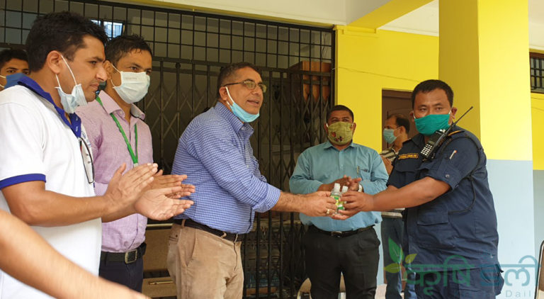 नेपाल पोलिटेक्निक इन्स्टिच्युटले उत्पादन गरेको स्यानिटाइजर निःशुल्क वितरण